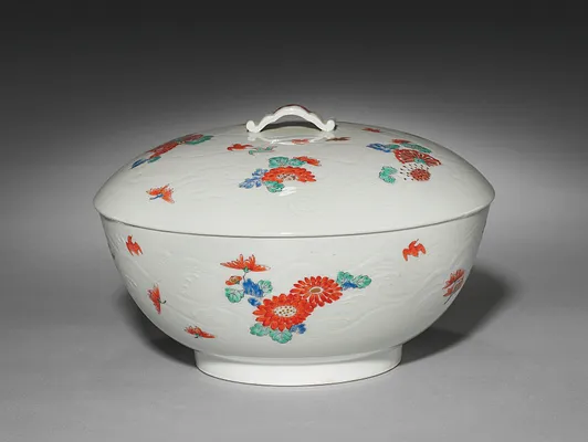 Covered Bowl with Chrysanthemums and Chidori: Kakiemon Ware