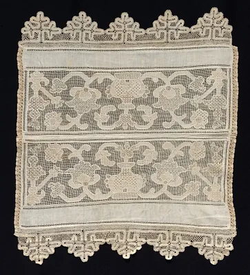 Joined Towel Ends with Floral Motifs