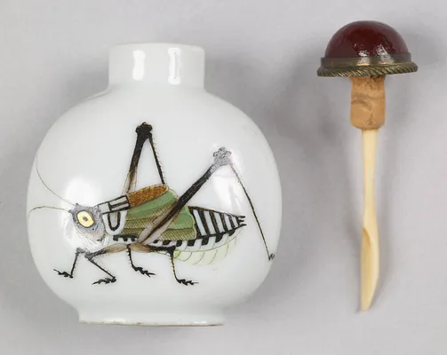 Snuff Bottle with Cricket
