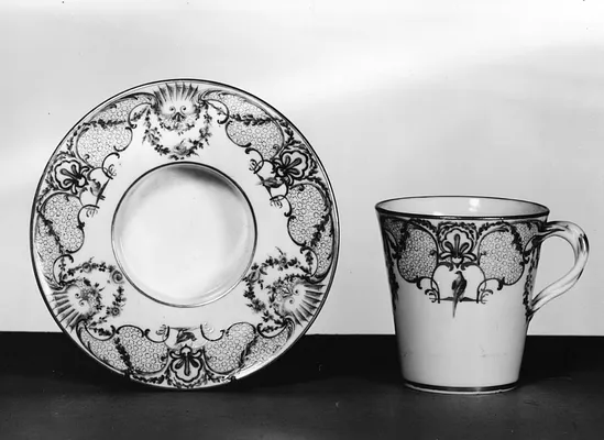 Cup and Socketed Saucer (gobelet et soucoupe “enfoncé”)