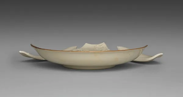 Medium-sized Dish from Dining Set with Plum Blossoms and Cracked-Ice