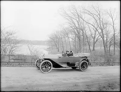 Miss Eleonora Sears at Jamaica Pond in auto