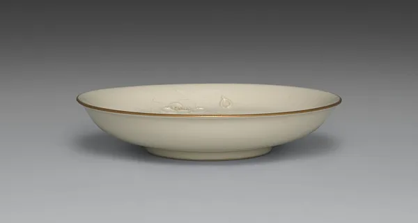 Medium-sized Dish from Dining Set with Plum Blossoms and Cracked-Ice