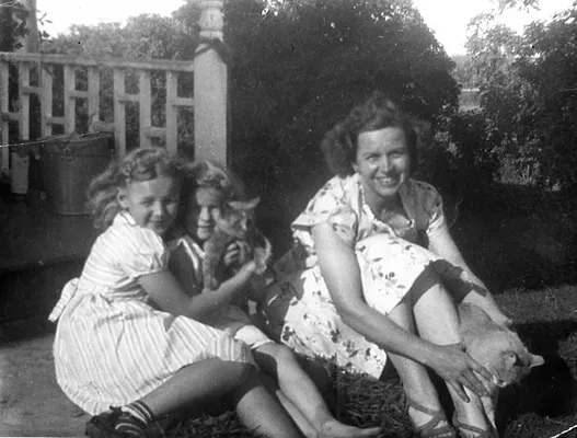 Bernice Carpenter and nieces with cats, 1947