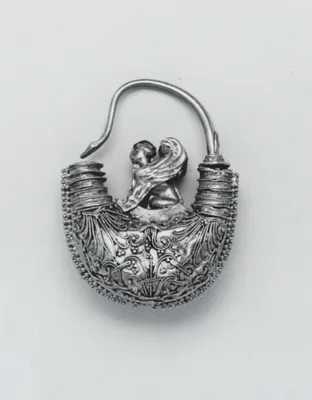 Boat-Shaped Earring with Sphinx