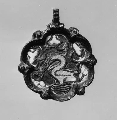 Pendant with a Swan and Vine Leaves