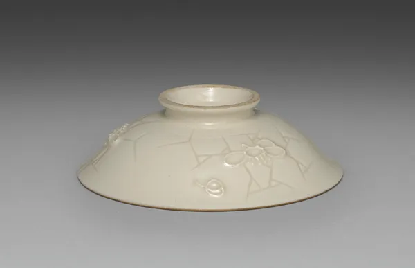 Cover for a Bowl from Dining Set with Plum Blossoms and Cracked-Ice