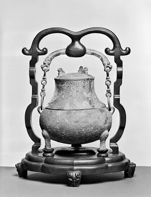 Covered Wine Vessel with Chain