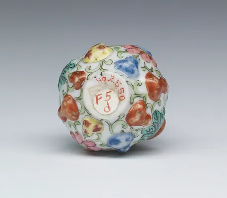 Snuff Bottle Decorated with Gourds and Vines