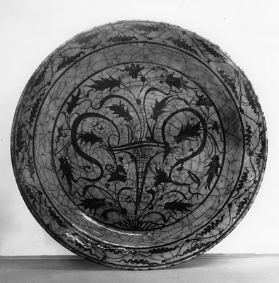 Plate with pointed vase and long stems
