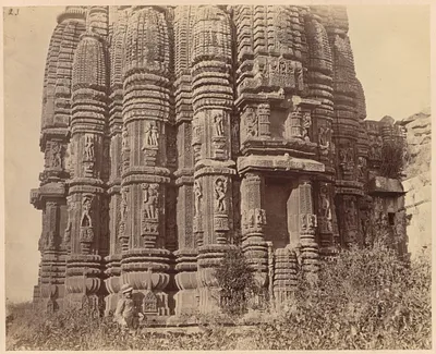 Rajarani Temple, Bhubaneswar, India, with man in pith helmet