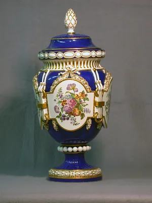 Vase with Cover (Vase ferré)