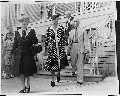 Eleanor Roosevelt, Dorothy Lamour, Rosalind Russell, and Carol Bruce in Washington, Washington, D.C