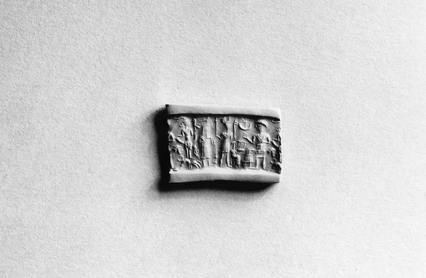 Cylinder Seal with a Presentation Scene
