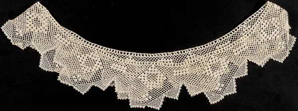 Lace collar