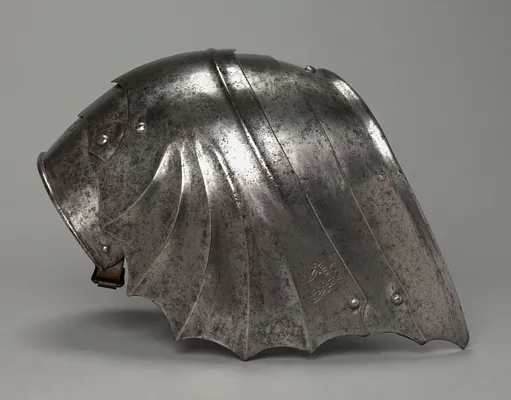 Gothic Fan-Shaped Pauldron (left)