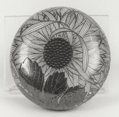 Box for Face Powder (te bako) with Chrysanthemum