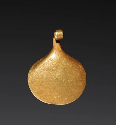 Bead in the Form of a Shell