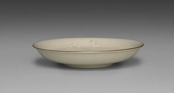 Medium-sized Dish from Dining Set with Plum Blossoms and Cracked-Ice