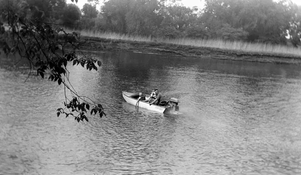 Ivan Pollock racing boats professionally on Cedar River, 1956