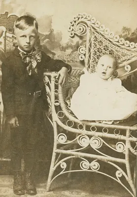 5 year old Leo Zwanziger and younger brother Casper, 1908