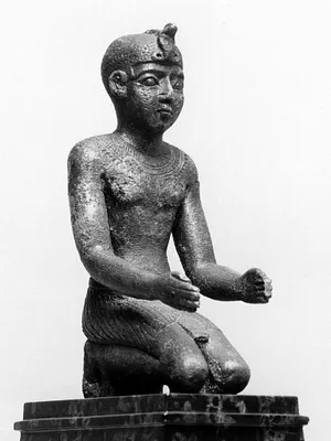 Kneeling King