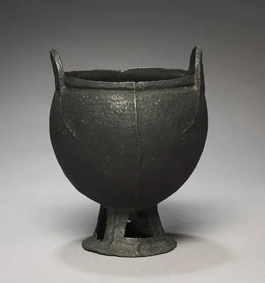 Cauldron on High Rounded Foot