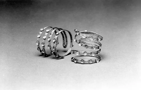 Spiral with Round Settings