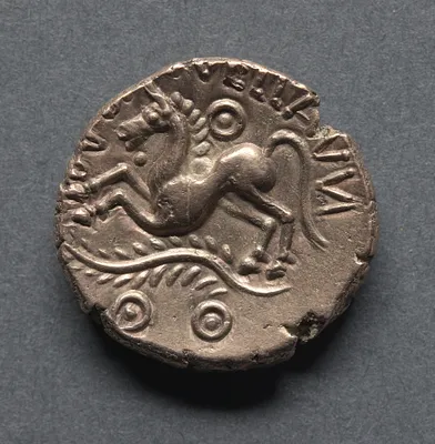 Dubnovellaunos Stater: Wreath and Crescents (obverse)