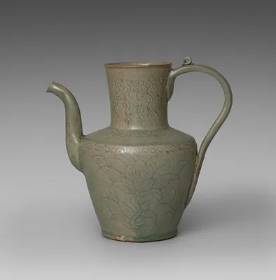 Wine Pot with Incised Lotus Design