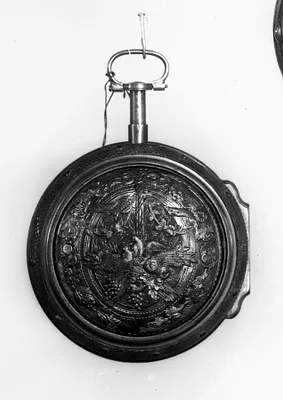 DESIGN OF DOVES AND FOLIAGE