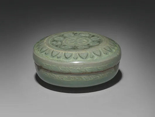 Box and Cover with Inlaid Chrysanthemum Design
